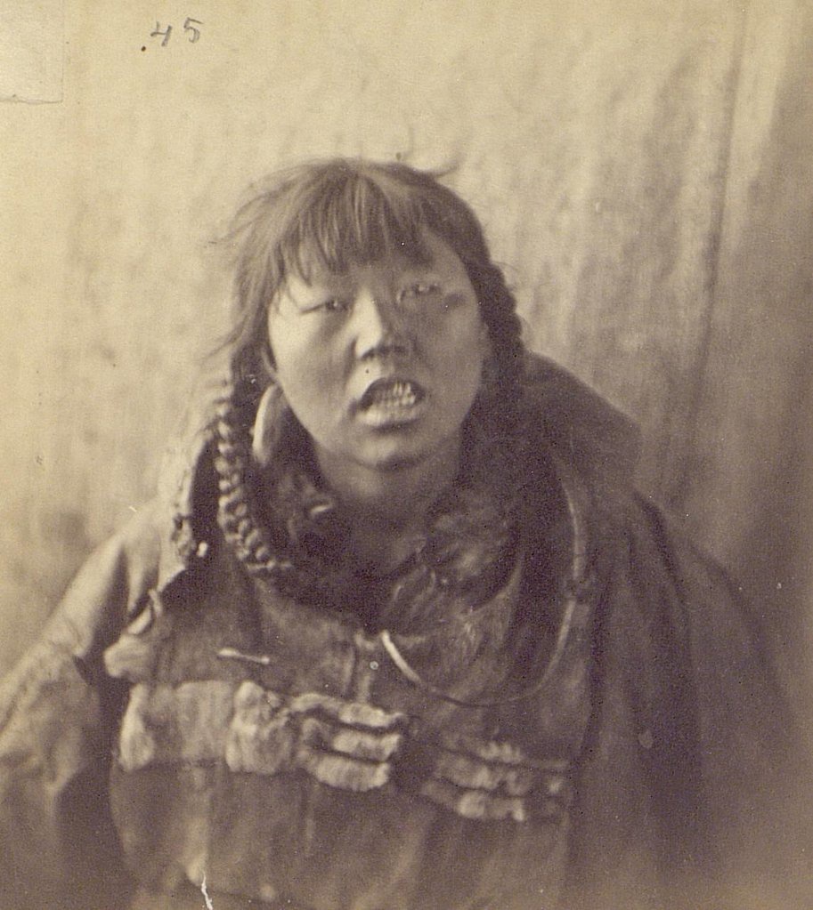 Портрет женщины, 1878 - 1880, Приморская обл.. Чукчи.Выставка «В фотообъективе Кунсткамеры: антропологическая фотография» с этой фотографией.&nbsp;
