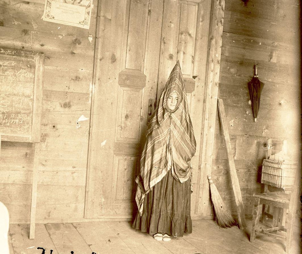 Девушка из семейства Химшиашвили в костюме невесты, 1920-е, Аджарская АССР. Аджарцы.Выставка «Из коллекции Кунсткамеры: Невесты и Молодухи» с этой фотографией.