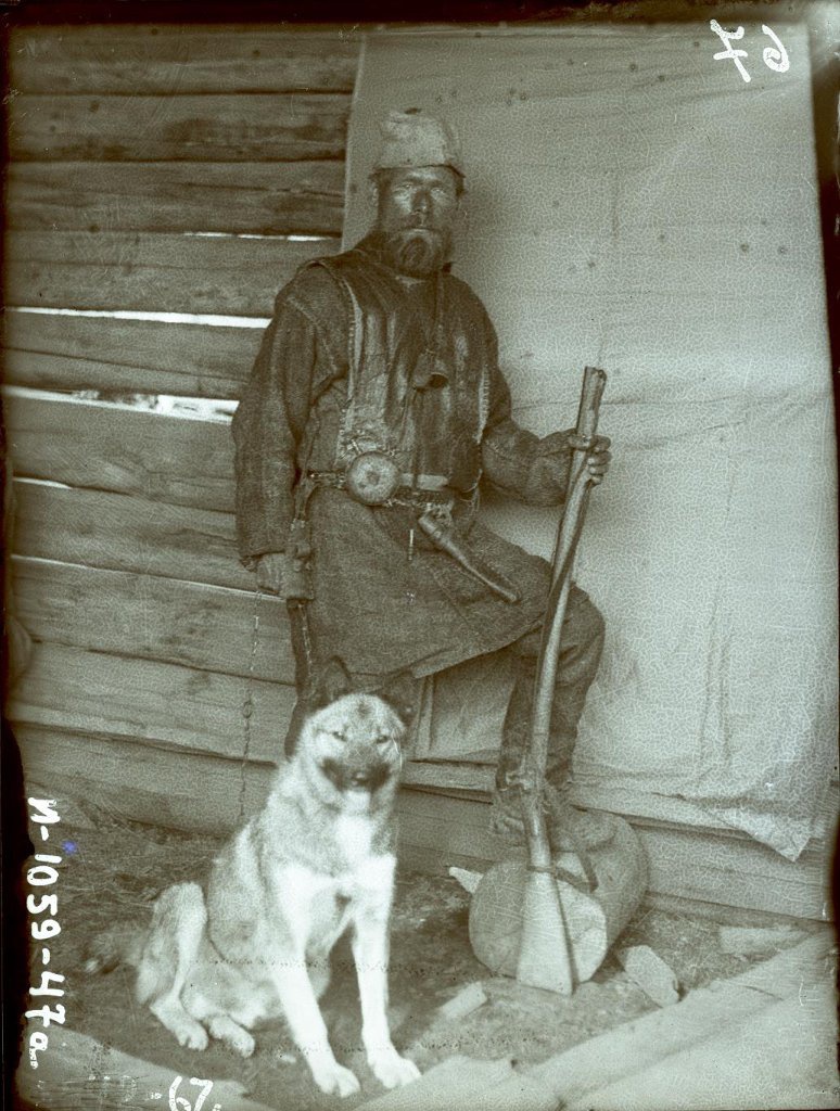 Промышленник в полном охотничьем костюме, с собакой, 1927 год, Сибирский край. Коми-зыряне.Выставка «В фотообъективе Кунсткамеры: повседневность» с этой фотографией.