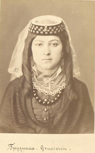 Девушка в традиционном головном уборе «тавсакрави» и вуали «лечаки», 1870 - 1889, Тифлисская губ.