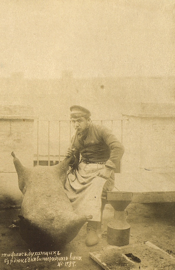 Духанщик с бурдюком для вина, 1890-е, Тифлисская губ.. Грузины.Выставка «В фотообъективе Кунсткамеры: повседневность» с этой фотографией.