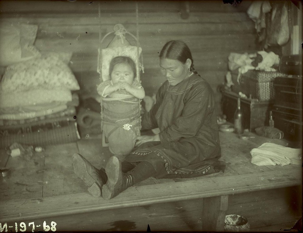 Мать с дочерью, 1931 год, Хабаровский край. Нивхи.Выставка «В фотообъективе Кунсткамеры: повседневность» с этой фотографией.