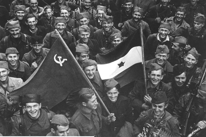 Ликующая Югославия, октябрь 1944, Югославия, г. Белград. Выставка «Великая Отечественная война. Освобождение Европы» с этой фотографией.