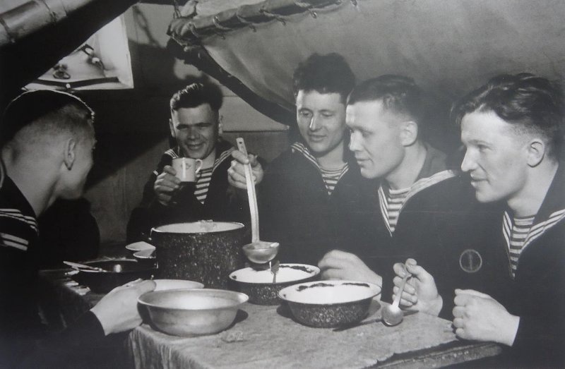Обед в кубрике, 1943 год. Выставка «Суп насущный» с этой фотографией.