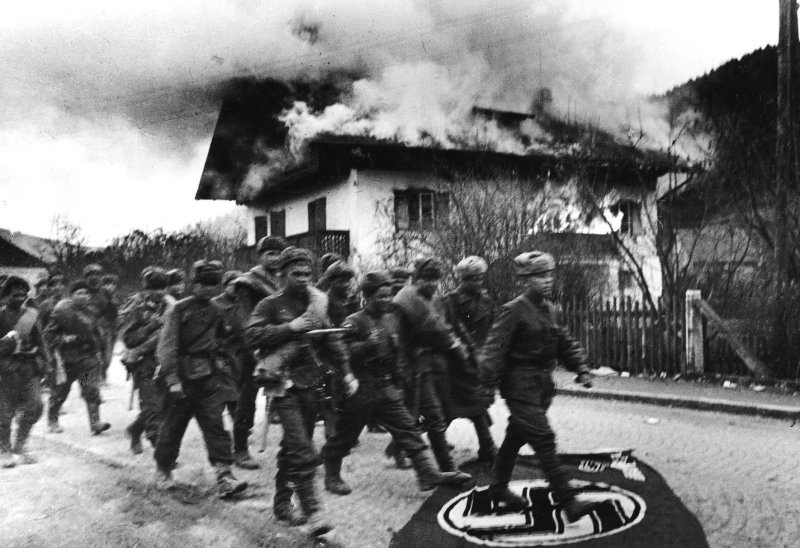 Пожар в комендатуре, февраль 1945, Австрия, близ Вены. Выставка «Великая Отечественная война. Освобождение Европы» с этой фотографией.