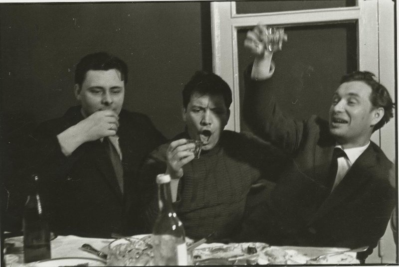 «Веселая компания», 1963 - 1964, г. Москва. Выставка «In vino / pivo / vodka veritas...» с этой фотографией.&nbsp;