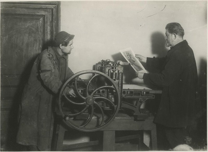 Николай Свищов-Паола в мастерской, 1920-е. Выставка «Остались за кадром» с этой фотографией.