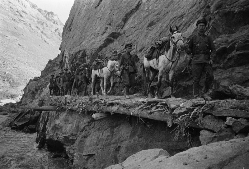 Памирская трасса. Пограничники в походе, 1937 год, Таджикская ССР. Выставка «На рубежах» с этой фотографией.