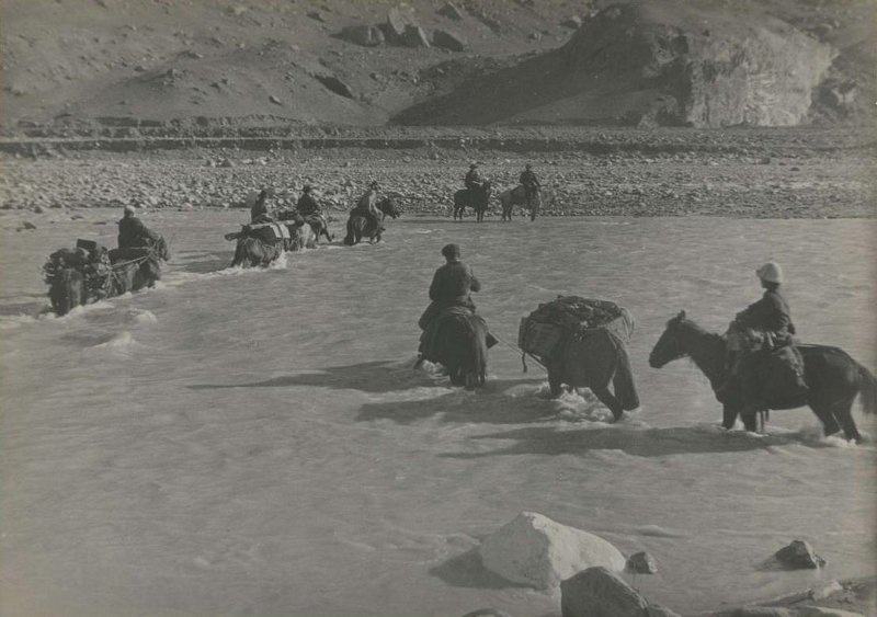 Переправа, 1929 год. Выставка «Горы, "ФЭД", Шиманский» с этой фотографией.