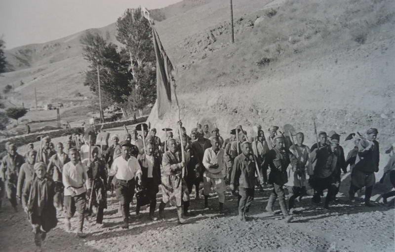 Строители Большого узбекского тракта выходят на работу как на праздник, 1939 год. Выставка «Фотограф Роберт Диамент» с этой фотографией.