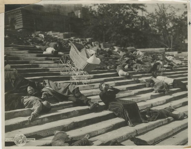 Рекламная фотография из фильма «Броненосец "Потемкин"». Лестница, 1925 год. Видео   «Сергей Эйзенштейн» с этой фотографией.