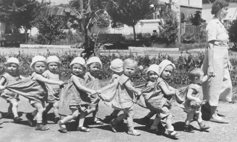 Детский сад на прогулке, 1930 - 1949, Узбекская ССР. Выставки&nbsp;«На прогулке»,&nbsp;«Пошли гулять!»&nbsp;и «Воспитатели XX века» с этой фотографией. 