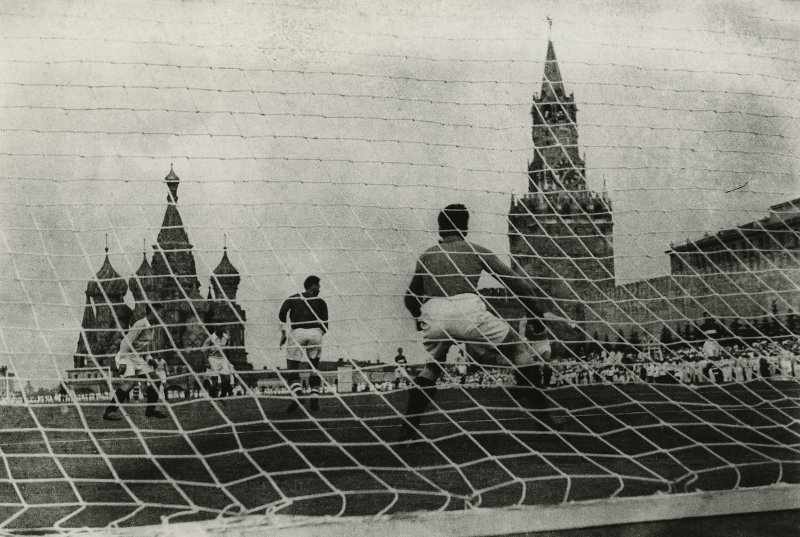 Футбол на Красной площади, 1936 год, г. Москва. Выставки&nbsp;«10 лучших футбольных фотографий» и «Все на матч!» с этой фотографией.