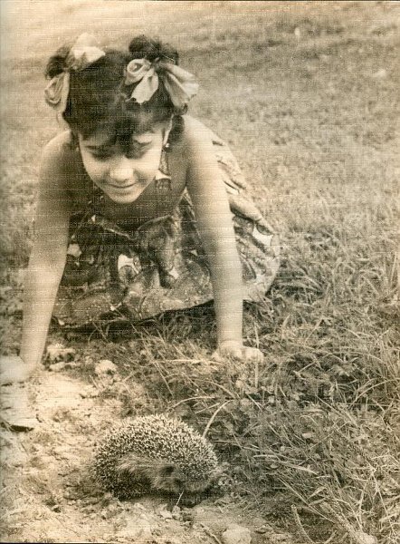 Девочка с ежом, 1970-е. Выставка «Дикие животные России» с этой фотографией.