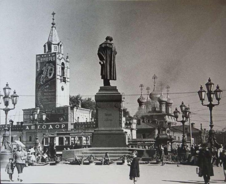 Страстная площадь, 1932 год, г. Москва. До 1937 года площадь носила название Страстная площадь. Страстной монастырь снесен 1937 году.Выставка «Москвоведение: Страстной монастырь» с этой фотографией.&nbsp;