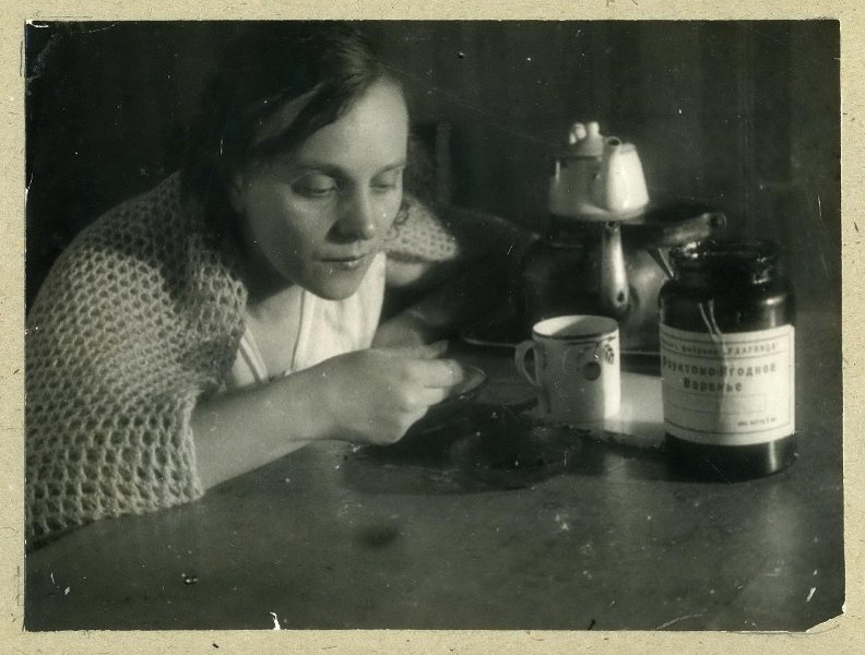 Чаепитие (№ 83), 1943 год, г. Москва. Выставка «Лучшие фотографии. Чайные церемонии» с этим снимком.
