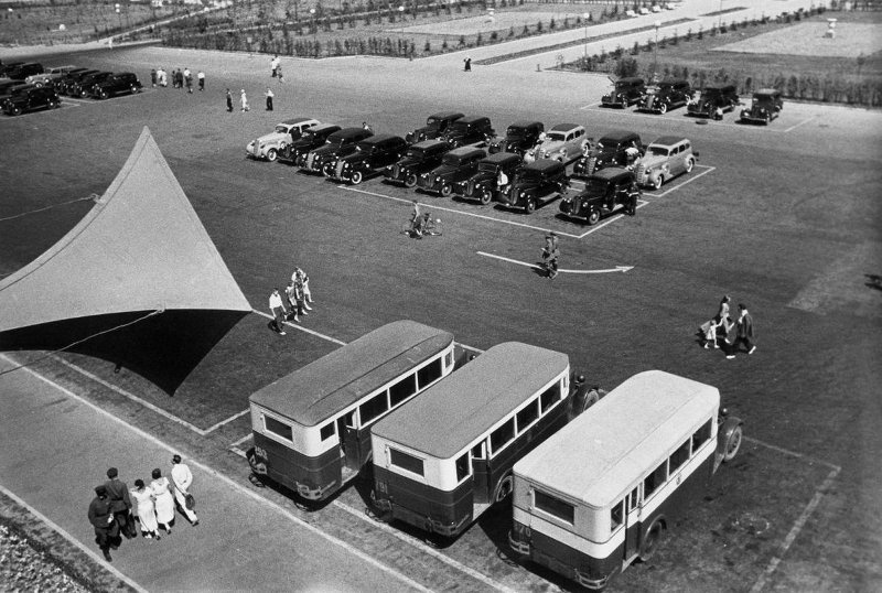 Выходной день. Автомобильная выставка, 1938 год, г. Москва. Справа – автобусы ЗИС-8, на втором плане – легковые машины ЗИС-101 и ГАЗ М-1.&nbsp;Выставка «Московский автобус» с этой фотографией.