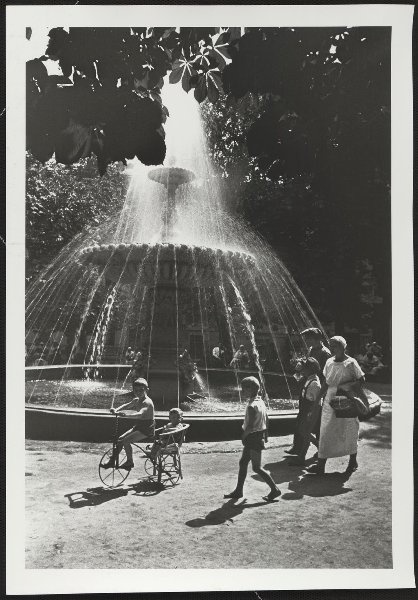 Фонтаны в Киеве. Семья, 1939 год, Украинская ССР, г. Киев. Терменовский фонтан в Мариинском парке.