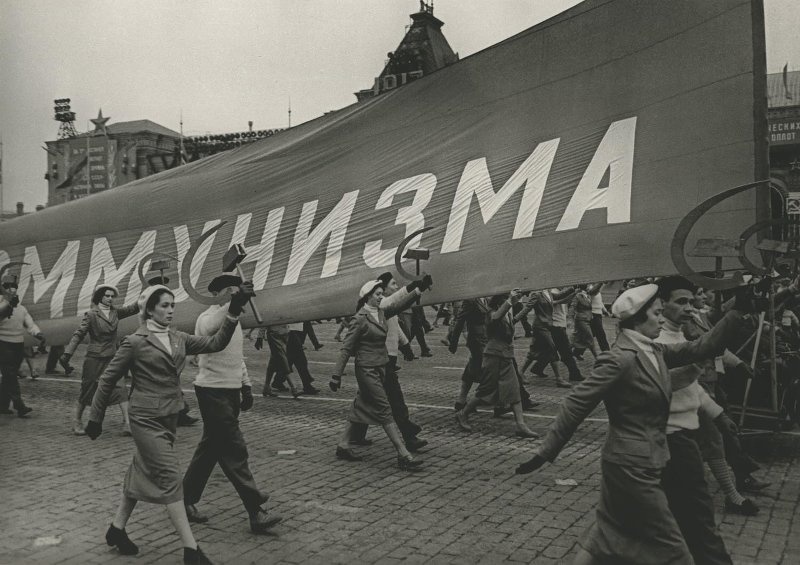 Парад с серпом и молотом, 7 ноября 1957, г. Москва. Выставки&nbsp;«15 лучших фотографий Анатолия Егорова» и «СССР в 1957 году» с этой фотографией.