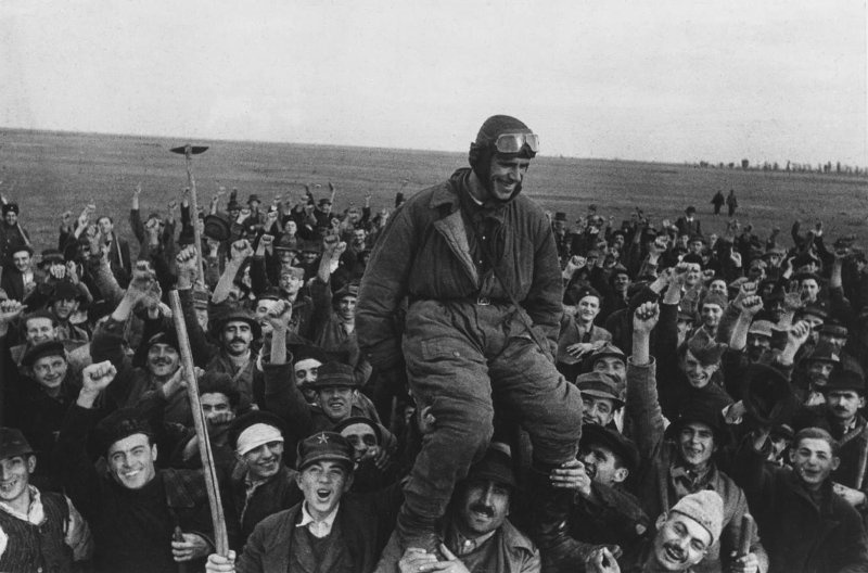 Югославские крестьяне приветствуют советского летчика, приземлившегося на югославской территории, 1 октября 1944 - 31 октября 1945, Югославия. Выставка «Великая Отечественная война. Освобождение Европы» с этой фотографией.