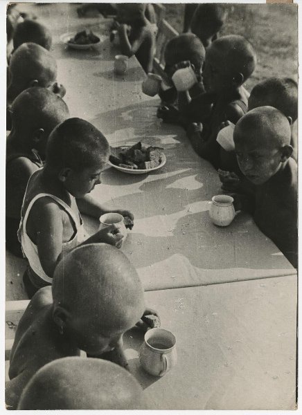 Детский сад, 1930-е. Выставка «Фотограф Елеазар Лангман. Радикальный экспериментатор 1920–1930-х годов» с этим снимком.