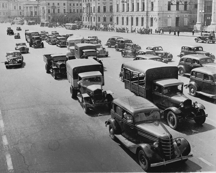 Охотный ряд, 1939 год, г. Москва. Выставка «Роскошь и средство передвижения» с этой фотографией.