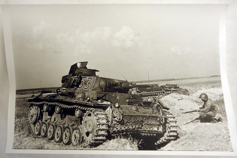 Подбитые немецкие танки, июль 1941, Белорусская ССР, г. Могилев. Буйничское поле.&nbsp;Немецкий танк Pz.Kpfw.III Ausf. E 3-й танковой дивизии, захваченный советскими войсками в районе населенного пункта Буйничи, во время обороны Могилева. В этом районе вела ожесточенные бои 172-й стрелковая дивизия генерал-майора М. Т. Романова. Предположительно, танк был захвачен бойцами 388-го стрелкового полка. На заднем плане немецкий бронетранспортер Sd.Kfz.253 le Beob.Pz.Wg.Видео «Павел Трошкин» с этой фотографией.