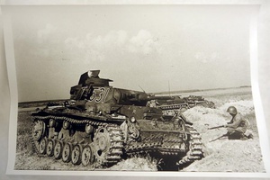 Подбитые немецкие танки, июль 1941, Белорусская ССР, г. Могилев. Буйничское поле.&nbsp;Немецкий танк Pz.Kpfw.III Ausf. E 3-й танковой дивизии, захваченный советскими войсками в районе населенного пункта Буйничи, во время обороны Могилева. В этом районе вела ожесточенные бои 172-й стрелковая дивизия генерал-майора М. Т. Романова. Предположительно, танк был захвачен бойцами 388-го стрелкового полка. На заднем плане немецкий бронетранспортер Sd.Kfz.253 le Beob.Pz.Wg.Видео «Павел Трошкин» с этой фотографией.
