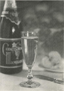 Натюрморт, 1945 - 1949. Выставки&nbsp;«10 фотографий: натюрморты XX века» и «Советское шампанское» с этой фотографией.
