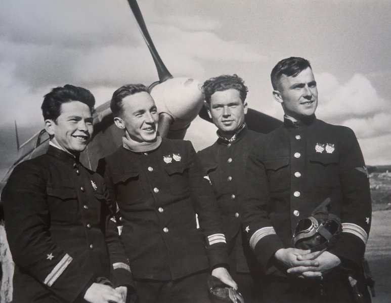«Эскадрилья истребителей», август 1942. Второй слева – военный летчик Петр Сгибнев.Выставка «Фотограф Роберт Диамент» с этой фотографией.