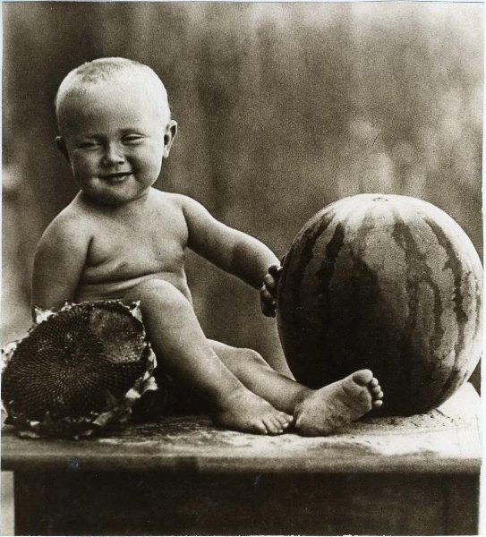 «Гармония», 1927 год. Нина Шалаева, племянница фотографа.Выставка «Арбуз или дыня?» с этой фотографией.