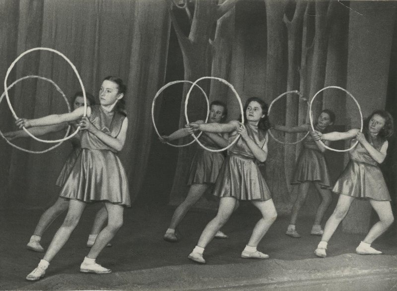 Спортивная гимнастика - выступление девушек с обручами, 1940-е