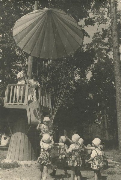 В детском саду, 1950-е. Выставки&nbsp;«Парашютисты»&nbsp;и «Воспитатели XX века» с этой фотографией. 