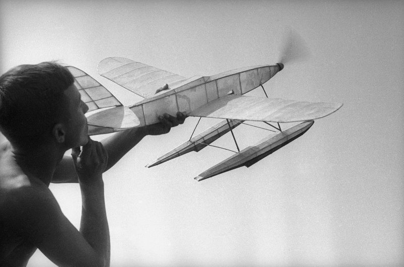 Авиамоделист, 1934 год. Для журнала «СССР на стройке» №1, 1935 года.Выставка «Авангард Михаила Прехнера» с этой фотографией.