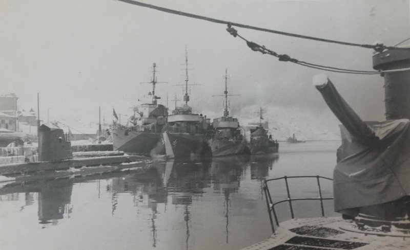 На базе Северного флота, 1942 - 1943. Видео «Роберт Диамент», выставка «Фотограф Роберт Диамент» с этой фотографией.