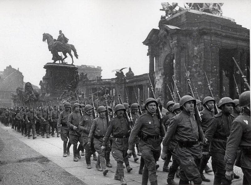 Парад советских войск в Берлине, апрель 1945, Германия, г. Берлин. Выставка «Победа!» с этой фотографией.Памятник Кайзеру Вильгельму I. Открыт в 1897 году, снесен зимой 1949–1950.