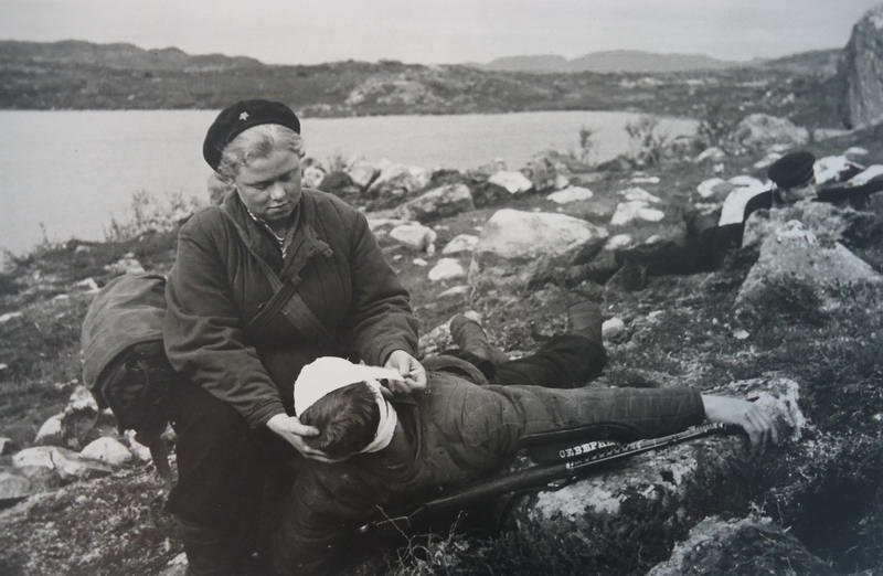 Медсестра старший сержант Нина Буракова в бою, 1942 год. Выставка «Фотограф Роберт Диамент» с этой фотографией.