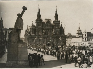 Колонна демонстрантов Краснопресненского района в Международный юношеский день, сентябрь 1923, г. Москва. Видео «Красная площадь, дом 1» и выставка «СССР в 1923 году» с этой фотографией.