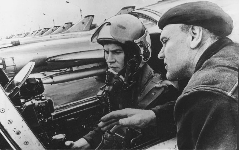 Летчики. Старший лейтенант технической службы П. Власов – лейтенант С. Талызин, 1970-е. Выставка «К взлету готов!» с этой фотографией.