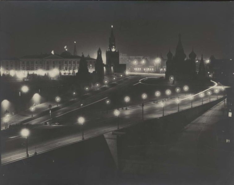 Москва ночью, 1940-е, г. Москва. Выставки&nbsp;«Союз нерушимый республик свободных: 15 республик СССР и их 15 столиц»&nbsp;и «Мягкий свет фонарей» с этой фотографией. 