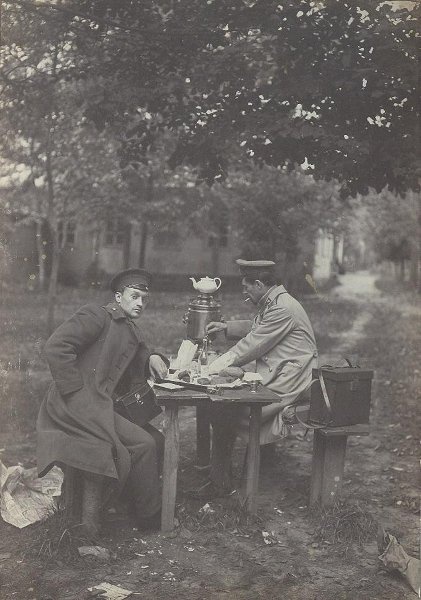 Перерыв за самоваром, 1908 год. Выставка «Дореволюционная Россия: за столом» с этой фотографией