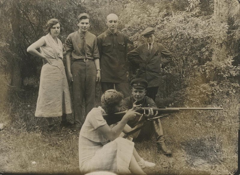 Упражнения в стрельбе, 1930-е. Выставка «В яблочко!» и видео «Учись стрелять по-ворошиловски» с этой фотографией.