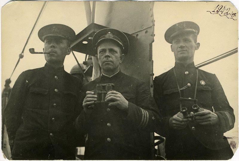 Подводная лодка «Щ-304», 1942 год. Слева направо – командир лодки капитан 3 ранга Яков Павлович Афанасьев, военком старший политрук Владимир Спиридонович Быко-Янко и помощник командира капитан-лейтенант Виталий Александрович Силин.