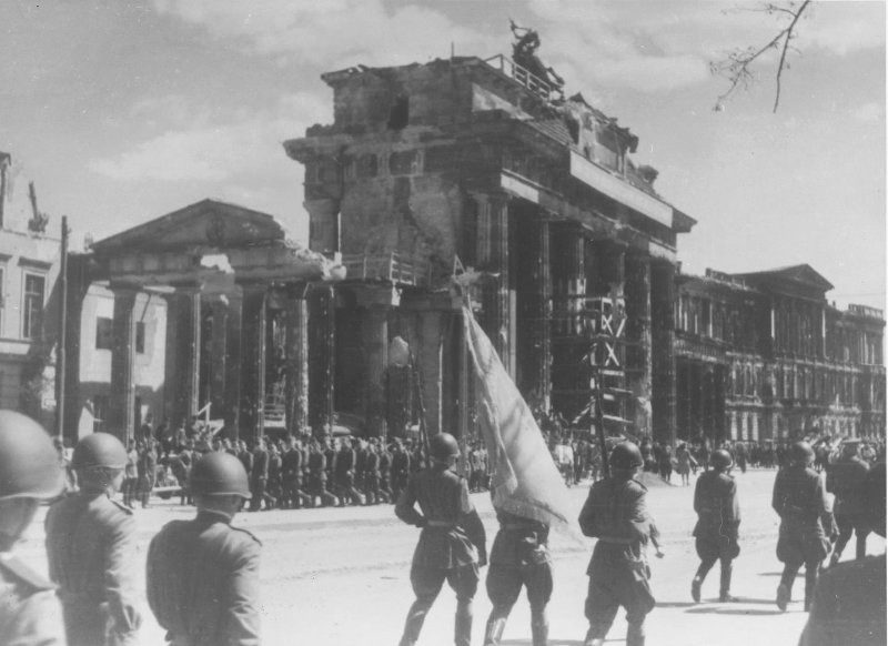 Прохождение советских войск у Бранденбургских ворот, 20 мая 1945, Германия, г. Берлин