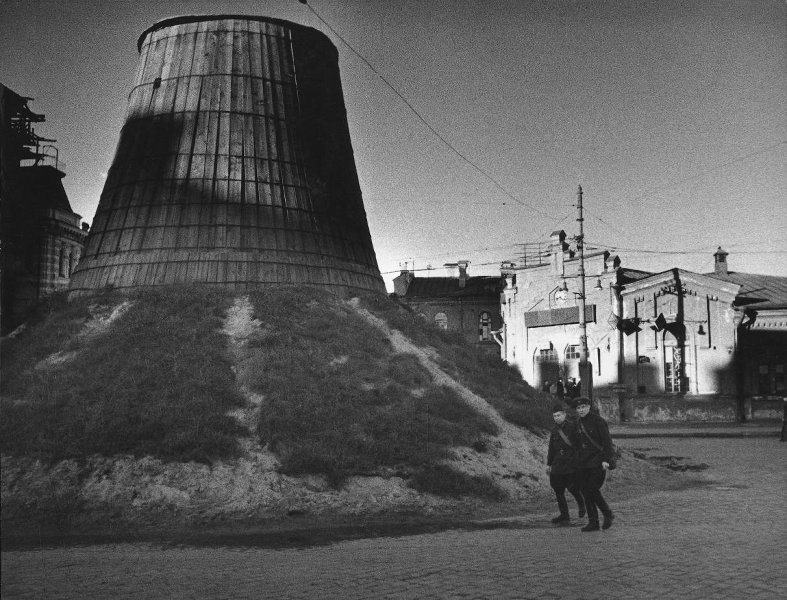 Ленинград в блокаде. Памятник Владимиру Ленину у Финляндского вокзала укрывают от артобстрела, 1942 год, г. Ленинград