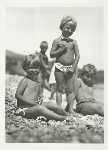 Крестьянские дети на пляже в Ливадии, июнь 1925, Крымская АССР. Выставка «10 лучших пляжных фотографий» с этим снимком.