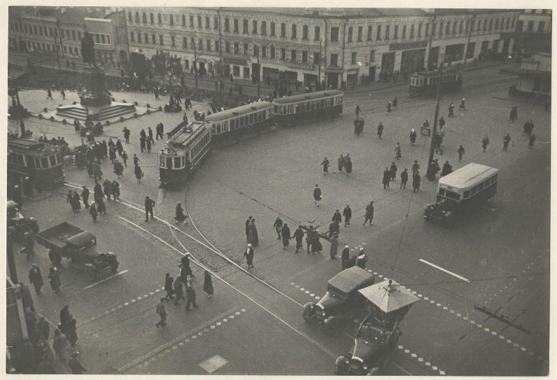 Пушкинская площадь, 1935 год, г. Москва. Выставка «Фотограф Елеазар Лангман. Радикальный экспериментатор 1920–1930-х годов»&nbsp;и видео «Так говорил Каганович» этим снимком.