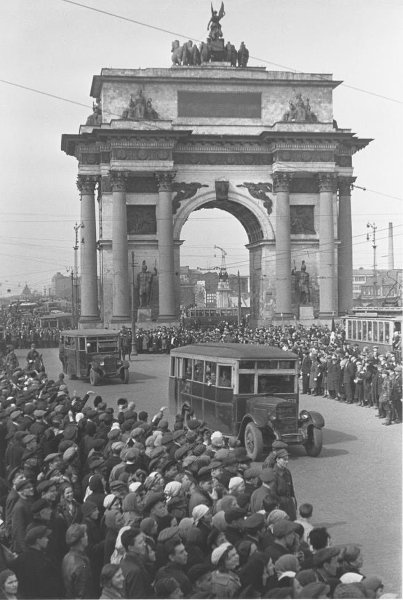 Встреча иностранной делегации на площади у Белорусского вокзала, 1931 год, г. Москва. Московские Триумфальные ворота сооружены в 1829–1834 годах на площади Тверская Застава в честь победы русского народа в Отечественной войне 1812 года. Разобраны в 1936 году. Копия ворот сооружена в 1966–1968 годах на Кутузовском проспекте.