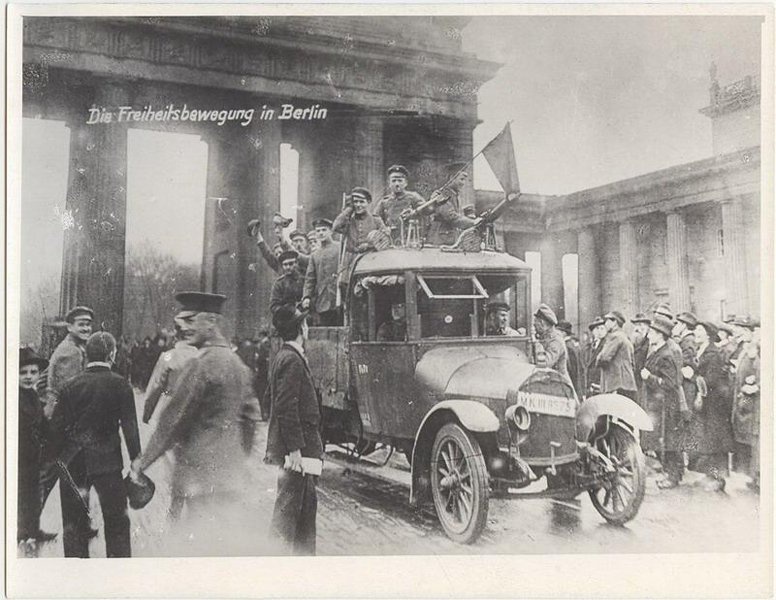 Освободительное шествие в Берлине, 1918 год, Германия, г. Берлин. Выставка «Холокост» с этой фотографией.&nbsp;