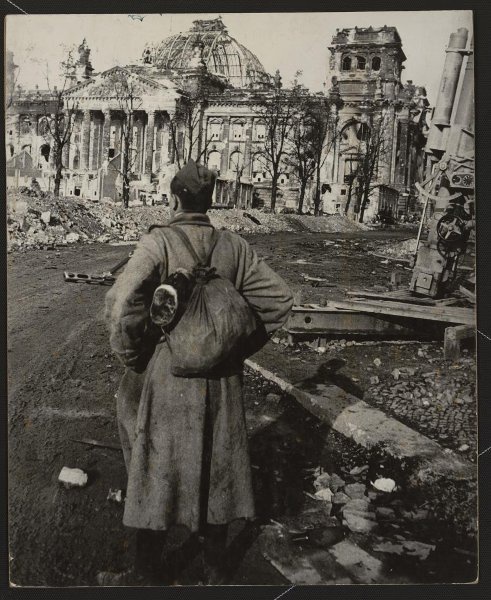 «Дошел солдат до Берлина. Вот он, проклятый Рейхстаг!», 2 - 9 мая 1945, Германия, г. Берлин. Видео «Судьба человека» с этой фотографией.&nbsp;